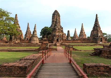  An Anthology of Ayutthaya: Exploring the Glory and Tragedy of Thailand’s Ancient Capital Through Timeworn Tales!