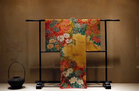  Kimono: A Story Woven Through Threads and Dreams!