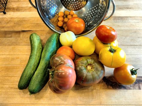 The Edible Garden: Cultivating Abundance in Your Own Backyard!  A Celebration of Colombian Biodiversity and Culinary Delights