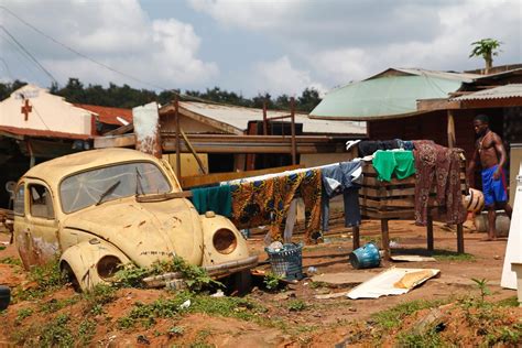  Understanding the Urban Slums: Navigating Poverty and Resilience in Lagos - Ein soziologischer Blick auf die Herausforderungen und Hoffnungen einer megastädtischen Gesellschaft