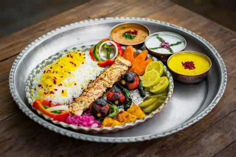  Whenever Pomegranates Bloom: A Culinary Journey through Persian History and Traditions -  a symphony of aromatic spices interweaved with tales whispered through generations